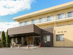 明るい外観の建物エントランス