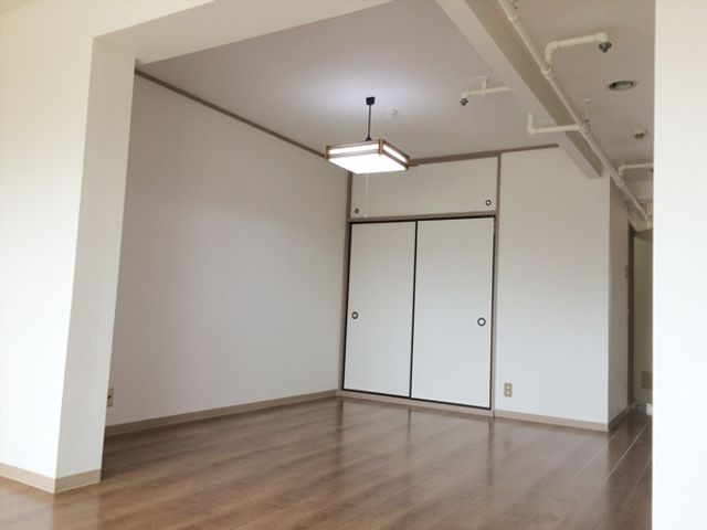 洋室の広々とした空間 収納 床が明るく、開放感のある部屋です。シンプルなデザインで自分らしい空間づくりができます。