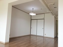 広々とした明るい居室