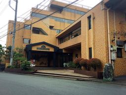 温かみのある外観の建物