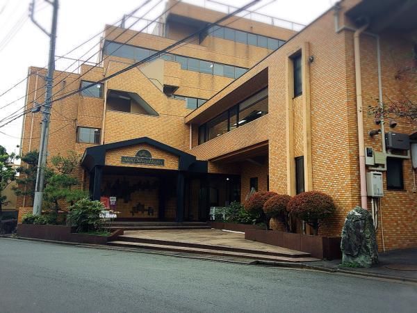 温かみのある外観の建物