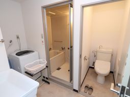 清潔な洗面所と浴室