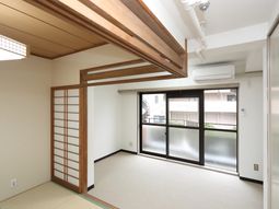 明るい和室の一室