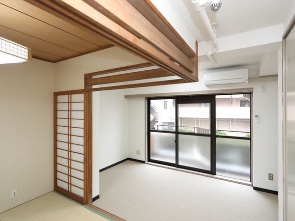 明るい和室の一室