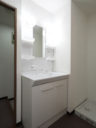 白い洗面台の清潔な洗面所