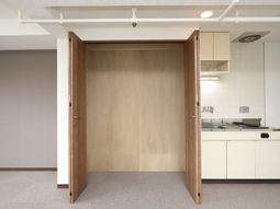 明るい居室のキッチン