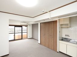 明るい室内とキッチン