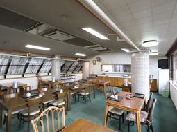 明るい食堂の様子