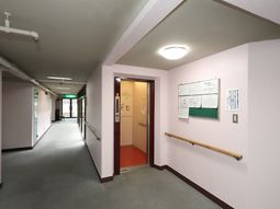 綺麗な廊下と掲示板