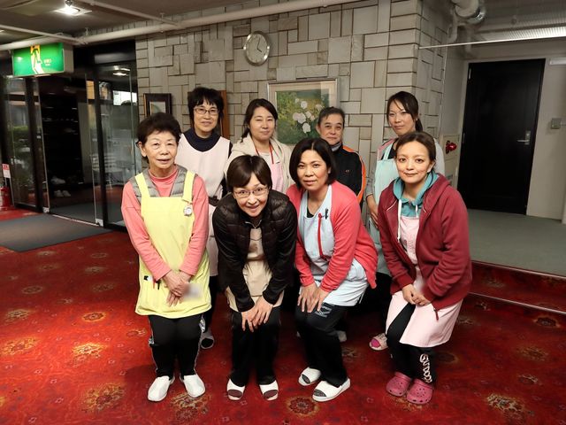 スタッフの集合写真 介護スタッフ 和やかな雰囲気の職員たちが一堂に会しています。ここでは温かい人間関係を築きながら働ける環境があります。