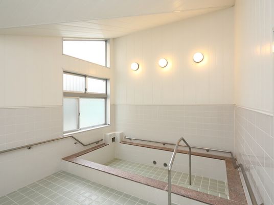 明るい照明の清潔な浴室