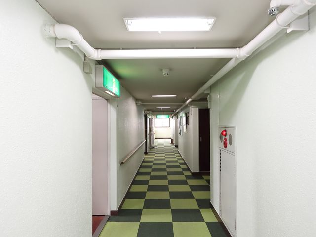 清潔感のある廊下 廊下 手すりが設けられた明るく広々とした通路です。安定した歩行補助を考慮した設計で、快適な移動が可能です。