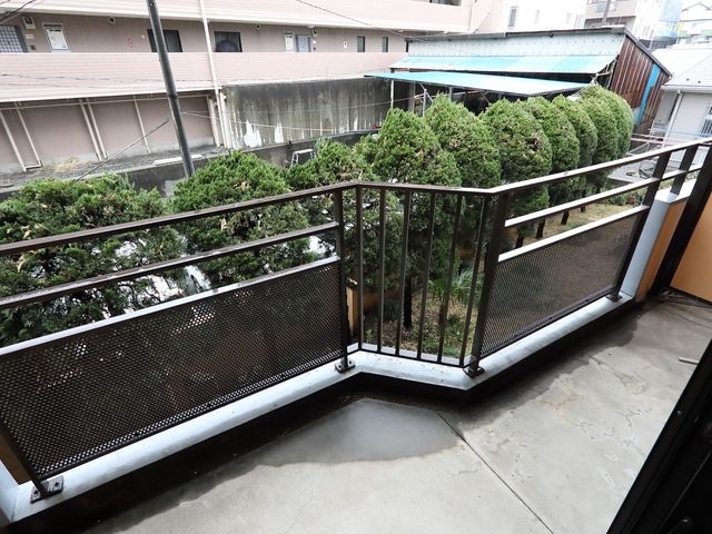 明るい空間のバルコニー バルコニー 開放感あるバルコニーからの眺望で、清々しい一時を過ごせそうです。日々のリフレッシュに最適な場所です。