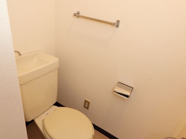 清潔なトイレの一角 トイレ 安全に配慮された手すりが設置されたトイレスペースです。日々の快適な生活サポートに役立っています。