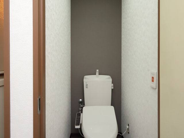 清潔感あるトイレ空間 トイレ プライバシーに配慮した個室のトイレです。清潔で利用しやすい環境が整っています。