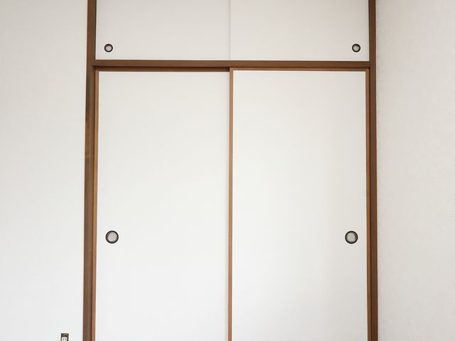 清潔な和室の押し入れ 押し入れ ゆとりを感じさせる居室の収納は、何かと物が多くなりがちな日常においても整理整頓がしやすくなっています。