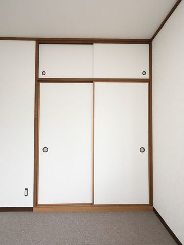 清潔な和室の押し入れ