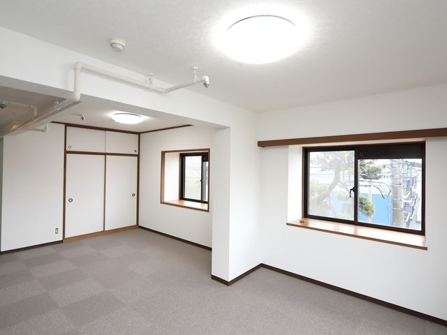 和室の居室空間 居室 ゆったりとした和室の居室です。明るい光が差し込み、落ち着いた雰囲気で過ごせる空間となっています。