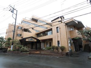 多階層の建物の外観