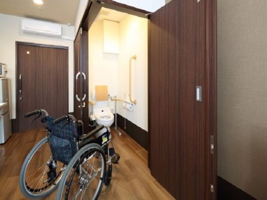 バリアフリートイレと車椅子