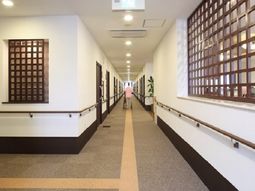 明るい廊下と歩く人