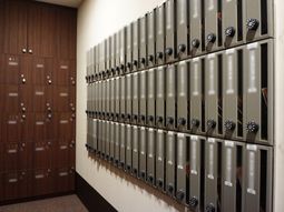 整然たるロッカーの並び