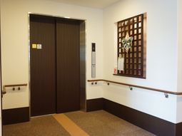 清潔なエレベーター前