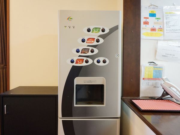 自動販売機と連絡掲示物