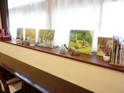 絵画と本が並ぶ棚