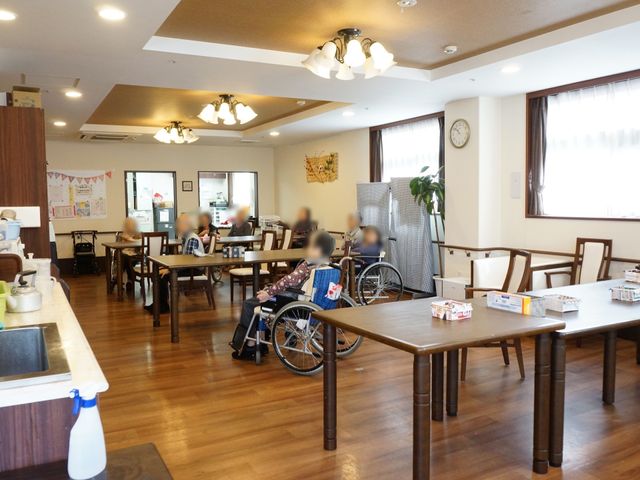 居心地の良いダイニングルーム 食堂 広々としたダイニングスペースで、ご入居者が食事や会話を楽しんでいます。日差しの入る明るい環境で社交的な時間を過ごせる場所です。