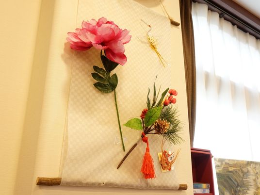 壁掛けの花と装飾