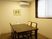 サムネイル 相談室には、エアコンが完備されている。椅子が４脚セットされたテーブルが置かれており、壁には絵が飾られている。