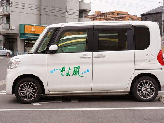 文字付きの白い車