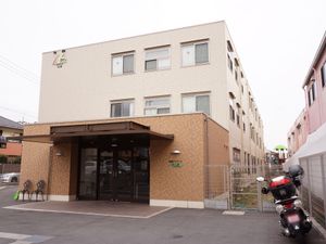 清潔感ある施設のエントランス