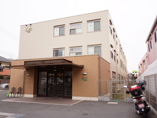 清潔感ある施設のエントランス 外観 ゆったりとした開放感のあるエントランスは、来訪者を温かく迎え入れます。スタッフのコミュニケーションも活発に行われるスペースです。