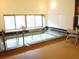明るい浴室の一角