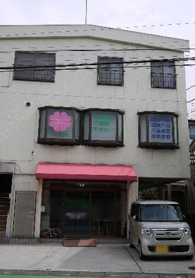 静かな住宅街の建物