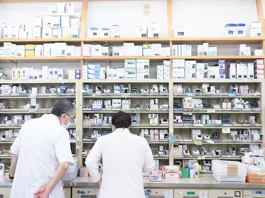 薬剤棚を確認する職員  