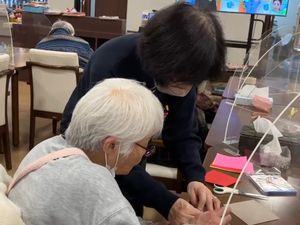 看護スタッフの介助作業
