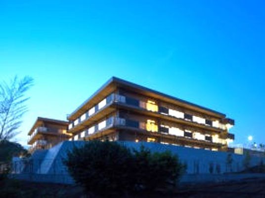夕暮れの建物外観  