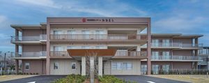 落ち着いた色調の外観