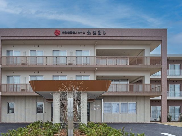 落ち着いた色調の外観 外観 広々としたエントランスがある3階建ての施設です。明るく開放感のある雰囲気が特徴です。