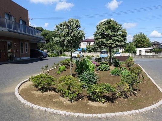 建物前の植栽の庭  