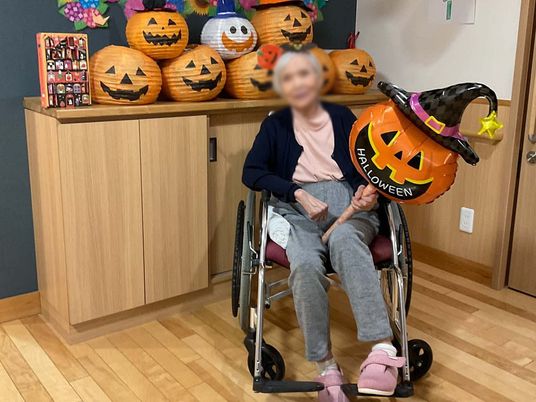 ハロウィーン飾りと車椅子の方の様子