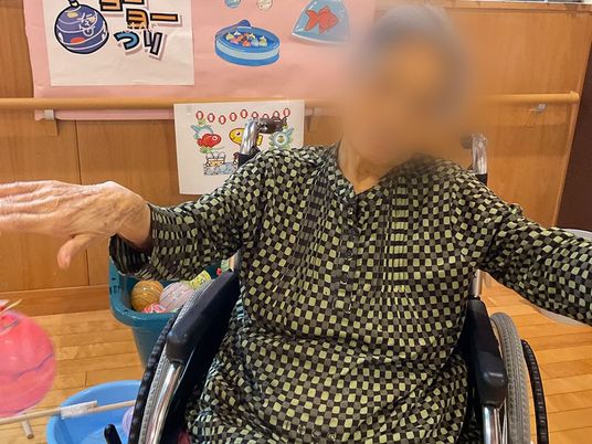 笑顔の利用者と装飾された壁