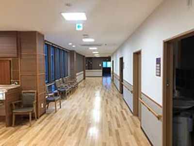 明るい通路の廊下