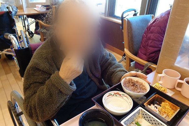 車椅子で食事を楽しむ光景