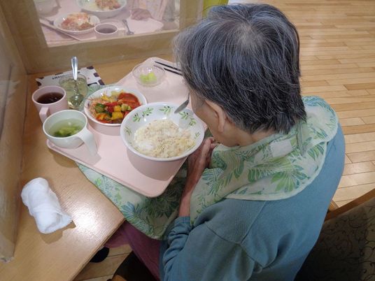 食事を楽しむ人の様子