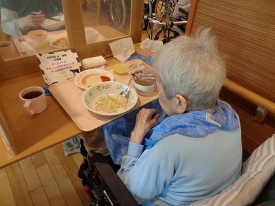 食事中の高齢者の様子  
