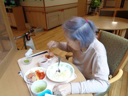 食事を楽しむ女性の居室